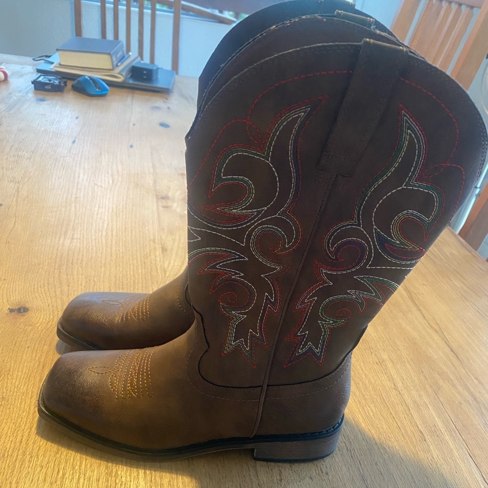 Brown Western Cowboy Boots with Embroidered Design